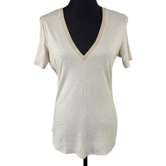 Under Armour Woman’s cream color v-neck loose fit tee shirt size XS - Picture 1 of 9